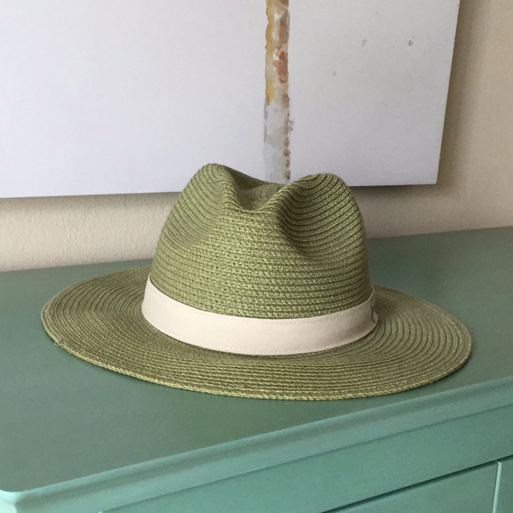 Unisex Columbia green straw hat!